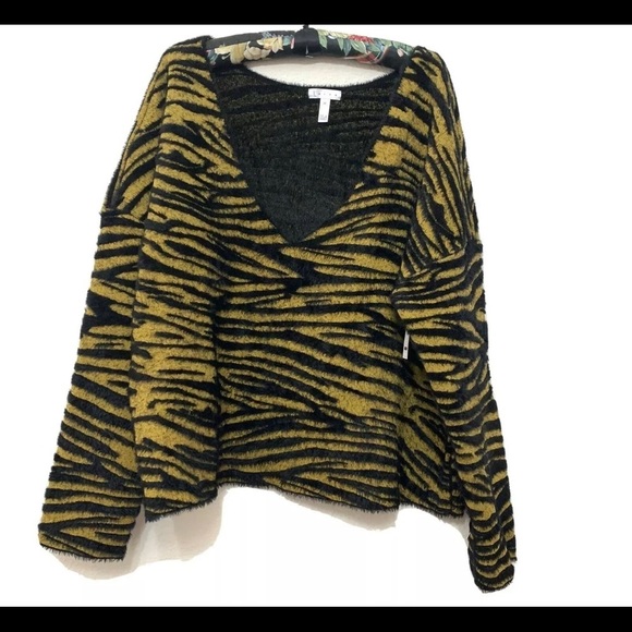 LEITH Fuzzy Animal Tiger Stripe V-Neck Cropped - Picture 2 of 7